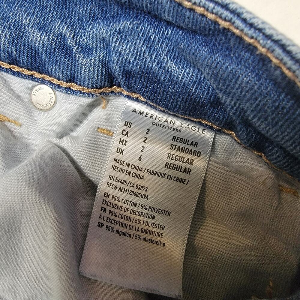 American Eagle Distressed Tomgirl Jeans SZ 2 - Picture 4 of 5